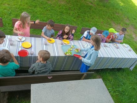 Společná svačina v jídelně a na školní zahradě